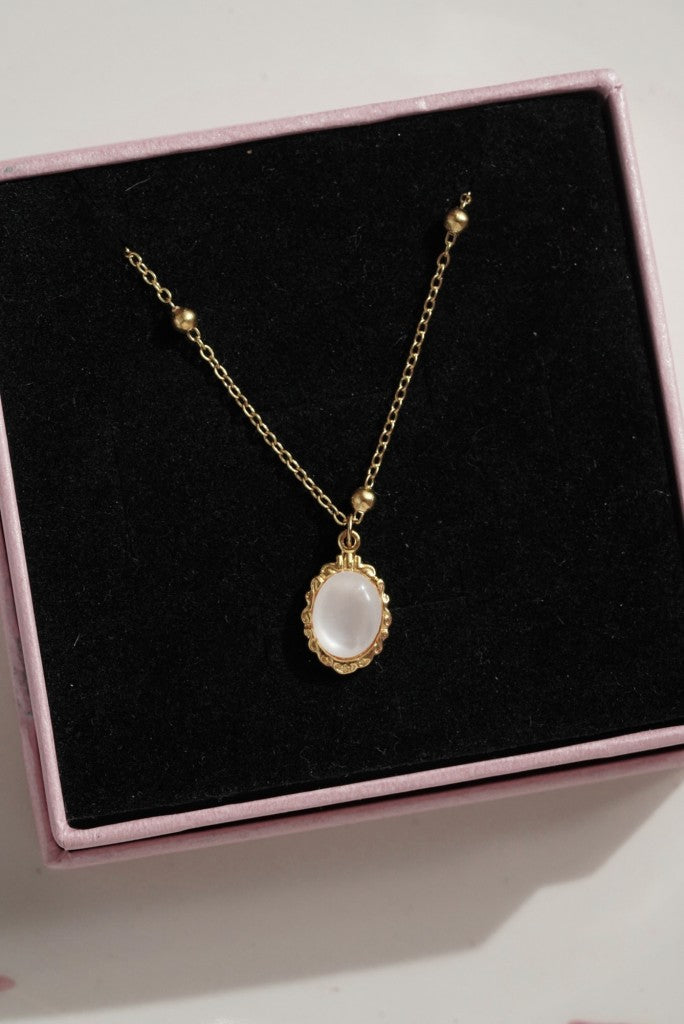 Çelik Oval Sedef Taşlı Kolye