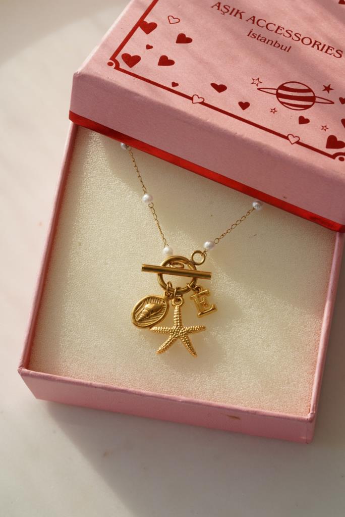 İncili Deniz Figürlü Harfli Charm Kolye