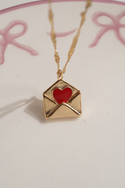 Kırmızı Kalp Detalı Zarf Çelik Kolye