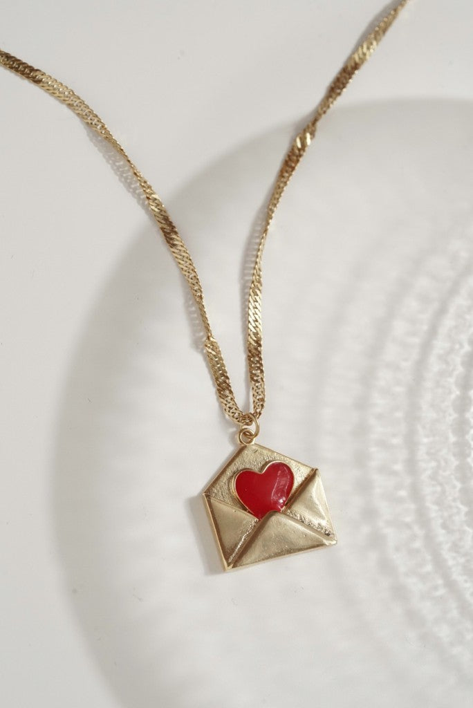 Kırmızı Kalp Detalı Zarf Çelik Kolye