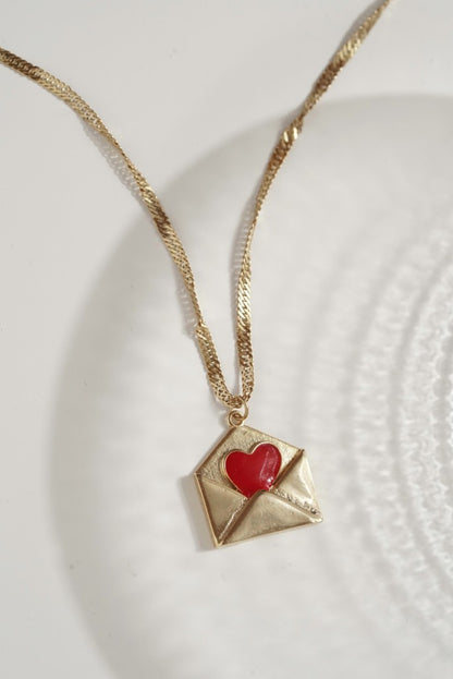 Kırmızı Kalp Detalı Zarf Çelik Kolye