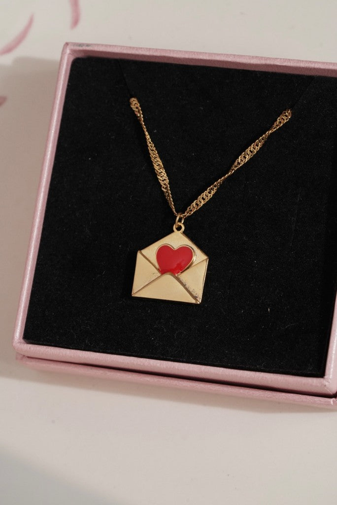Kırmızı Kalp Detalı Zarf Çelik Kolye