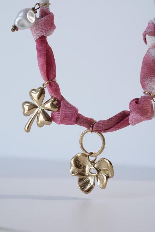 Paslanmaz Çelik Pembe Fular Çiçekli Charm Kolye